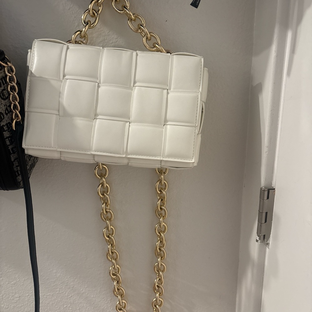 Chic White Crossbody Bag with Gold Chain